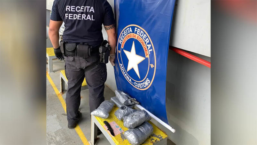 Imagem 1 -  RFB apreende cocaína avaliada em cerca de R$ 2 milhões no Porto de Natal. A apreensão aconteceu nesta terça-feira (21). A carga, 9,3 kg, estava fixada na estrutura de um navio. O destino da droga seria o Porto de Rotterdam, na Holanda. Essa é a segunda apreensão de cocaína pela Receita Federal em 2023 no Porto de Natal. A anterior havia sido em 18 janeiro, quando 11,4 quilos de drogas foram apreendidos dentro de uma bolsa em um navio.