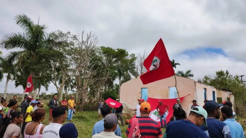 Imagem 1 -  [COLUNA ESPLANADA] Sem o apoio ideológico dos Governos de Lula da Silva e Dilma Rousseff, viu-se um ocaso do Movimento dos Trabalhadores Rurais Sem Terra (MST) desde 2016 no Governo de Michel Temer, e principalmente na gestão de Jair Bolsonaro. O que a sociedade rural não esperava foi a criação de novas frentes, tidas como braços do movimento lançadas por ex-líderes do MST. Durante a campanha eleitoral, Trancoso, balneário no Sul da Bahia, vivenciou invasões de terras pelo Movimento de Resistência Camponesa (MRC) – denunciado pela Coluna como eleitoreiro, onde houve até comício de candidatos que se elegeram depois. Agora no Governo Lula III, o “Carnaval Vermelho” registrou ocupações de fazendas no interior paulista pela Frente Nacional de Luta Campo e Cidade. Enquanto os sem-terra apontam terras improdutivas, a reação foi imediata. Foram denunciadas invasões pela Associação Brasileira dos Criadores de Zebu, e os ruralistas estão armando seguranças para o confronto caso a PM não intervenha e a Justiça seja morosa na reintegração de posse.