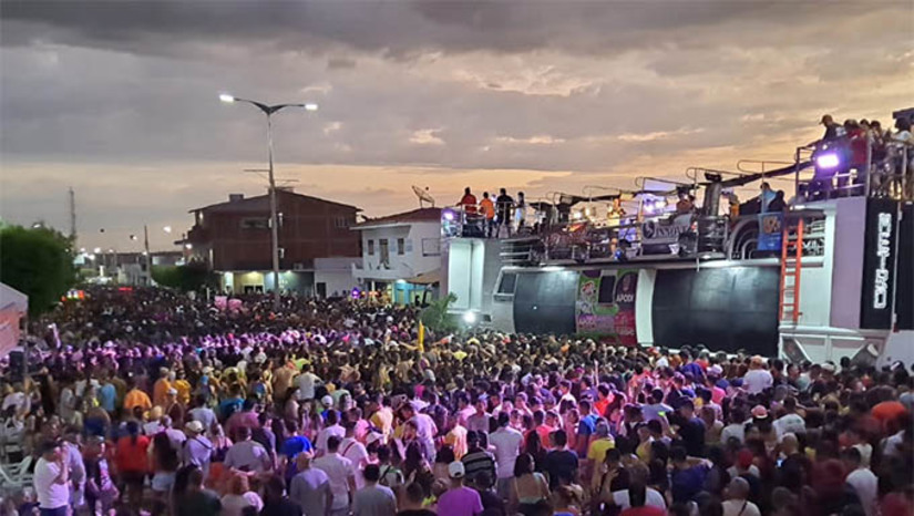 Imagem 1 -   “O carnaval foi gigante, top de verdade e super-tranquilo”, acrescenta o prefeito Alan Silveira, que comemora, junto com sua equipe, o sucesso do evento, acrescentando que eventos deste porte incrementa fortemente a economia local e fortalece a calendário do turismo de evento. Para ele, a festa do carnaval está consagrada a maior e mais bem organizada do Rio Grande do Norte. Agradece aos foliões presentes, ao Governo do Estado e aos seus auxiliares pelo esforço durante todo o Carnaval. Deixe sua crítica ou elogio!