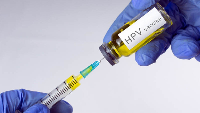 Imagem 1 -  Cobertura vacinal contra HPV cai no Brasil e pode resultar no aumento de casos de cânceres evitáveis. De acordo com o Ministério da Saúde, em 2019, 87,08% das meninas brasileiras entre 9 e 14 anos de idade receberam a primeira dose da vacina. Em 2022, a cobertura caiu para 75,81%. Entre os meninos, os números também são preocupantes: a cobertura vacinal caiu de 61,55% em 2019 para 52,16% em 2022. Os resultados estão longe da meta do MS para a prevenção de doenças causadas pelo HPV. Desde 2014, o SUS oferece a vacina contra o HPV para crianças e adolescentes como forma de prevenção para os tipos de vírus 6, 11, 16 e 18, os mais frequentes entre a população.