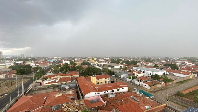 Imagem 1 - Fortes chuvas e raios foram os responsáveis por quedas de energia em Mossoró e região. Segundo a Neoenergia Cosern, a interrupções no fornecimento de energia foram registradas em vários municípios das regiões Oeste, Vale do Assu e Seridó provocadas por fortes chuvas, ventos e descargas atmosféricas (raios) na tarde desta quarta-feira (22). As maiores ocorrências foram registradas em Grossos, Areia Branca e Mossoró (Sumaré, Pintos, Centro, Rincão, Vingt Rosado, Costa e Silva e parte do Alto de São Manoel). Segundo a companhia, equipes técnicas estão trabalhando para reestabelecer o fornecimento de energia o mais rápido possível nos locais ainda afetados. Conforme relatos de moradores, enviados ao MOSSORÓ HOJE, até às 19h20, ainda havia registro de bairros de Mossoró sem fornecimento de energia, como é o caso do Santa Delmira, Alameda dos Cajueiros e Sumaré. Imagem 1 - Fortes chuvas e raios foram os responsáveis por quedas de energia em Mossoró e região. Segundo a Neoenergia Cosern, a interrupções no fornecimento de energia foram registradas em vários municípios das regiões Oeste, Vale do Assu e Seridó provocadas por fortes chuvas, ventos e descargas atmosféricas (raios) na tarde desta quarta-feira (22). As maiores ocorrências foram registradas em Grossos, Areia Branca e Mossoró (Sumaré, Pintos, Centro, Rincão, Vingt Rosado, Costa e Silva e parte do Alto de São Manoel). Segundo a companhia, equipes técnicas estão trabalhando para reestabelecer o fornecimento de energia o mais rápido possível nos locais ainda afetados. Conforme relatos de moradores, enviados ao MOSSORÓ HOJE, até às 19h20, ainda havia registro de bairros de Mossoró sem fornecimento de energia, como é o caso do Santa Delmira, Alameda dos Cajueiros e Sumaré.