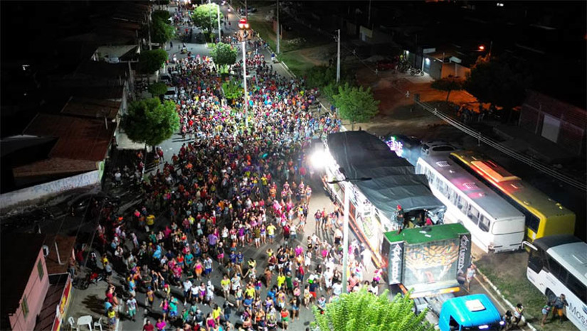 Imagem 1 -  Dissé Folia 2023 entra para história como evento de grandes atrações, tranquilidade e aprovação popular . Ao longo dos quatro dias, os arrastões no corredor da folia e as apresentações no largo de eventos juntaram milhares de pessoas, incluindo muitas crianças, reflexo da segurança da festa.Luan Estilizado, Bonde do Brasil, Dan Ventura, Muny Santos, Ferro na Boneca, Chica Baiana, André Luvi, Bakulejo, Forró Danado, Allê Almeida, Davson Davis, Juninho Voice e João Neto Pegadão tornaram a festa inesquecível. “Procuramos fazer um evento para reunir todos os nossos foliões em um momento de muita alegria. Acredito que tivemos êxito nesse objetivo. Fico feliz pela participação de todos”, disse o prefeito Dr. Artur Vale.