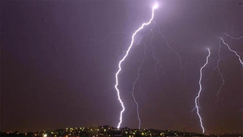 Imagem 1 - Mossoró registrou queda de 2.239 raios nesta quarta (22); 114.635 consumidores ficaram sem energia. O número, de acordo com a Neoenergia Cosern, corresponde a 17,10% dos 3.092 raios registrados em todo o estado do Rio Grande do Norte durante o dia de ontem. Como consequência dessas descargas elétricas, a Companhia registrou 1.279 ocorrências que interromperam o fornecimento de energia para 114.635 consumidores em Mossoró, principalmente nos bairros Sumaré, Pintos, Centro, Rincão, Vingt-Rosado, Costa e Silva e Alto de São Manoel - além dos municípios de Grossos e Areia Branca. Ainda segundo a Cosern, o número de ocorrências é 19 vezes maior que a média diária histórica registrada em fevereiro pelo Centro de Operações Integradas da Neoenergia Cosern. Imagem 1 - Mossoró registrou queda de 2.239 raios nesta quarta (22); 114.635 consumidores ficaram sem energia. O número, de acordo com a Neoenergia Cosern, corresponde a 17,10% dos 3.092 raios registrados em todo o estado do Rio Grande do Norte durante o dia de ontem. Como consequência dessas descargas elétricas, a Companhia registrou 1.279 ocorrências que interromperam o fornecimento de energia para 114.635 consumidores em Mossoró, principalmente nos bairros Sumaré, Pintos, Centro, Rincão, Vingt-Rosado, Costa e Silva e Alto de São Manoel - além dos municípios de Grossos e Areia Branca. Ainda segundo a Cosern, o número de ocorrências é 19 vezes maior que a média diária histórica registrada em fevereiro pelo Centro de Operações Integradas da Neoenergia Cosern.