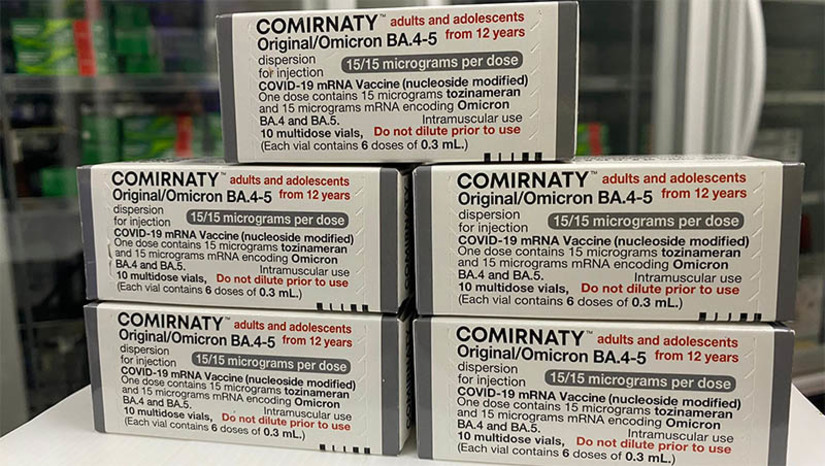 Imagem 1 - Vacinação com dose bivalente contra a Covid-19 começa na próxima segunda (27), em Mossoró. A vacina é destinada a pessoas que concluíram o esquema primário, composto pelas duas primeiras doses das vacinas monovalentes, há pelo menos 4 meses. O processo de imunização acontecerá seguindo calendário por grupos prioritários divididos em fases. Nesta quinta-feira (23), Mossoró recebeu 2.220 doses do imunizante. Nesta primeira fase, a vacinação é voltada à população acima dos 70 anos de idade; pacientes imunocomprometidos a partir de 12 anos de idade; pessoas que vivem em Instituições de Longa Permanência (ILP) a partir de 12 anos de idade, abrigados e os trabalhadores dessas instituições; comunidades indígenas, ribeirinhas, e quilombolas a partir de 12 anos de idade. Imagem 1 - Vacinação com dose bivalente contra a Covid-19 começa na próxima segunda (27), em Mossoró. A vacina é destinada a pessoas que concluíram o esquema primário, composto pelas duas primeiras doses das vacinas monovalentes, há pelo menos 4 meses. O processo de imunização acontecerá seguindo calendário por grupos prioritários divididos em fases. Nesta quinta-feira (23), Mossoró recebeu 2.220 doses do imunizante. Nesta primeira fase, a vacinação é voltada à população acima dos 70 anos de idade; pacientes imunocomprometidos a partir de 12 anos de idade; pessoas que vivem em Instituições de Longa Permanência (ILP) a partir de 12 anos de idade, abrigados e os trabalhadores dessas instituições; comunidades indígenas, ribeirinhas, e quilombolas a partir de 12 anos de idade.