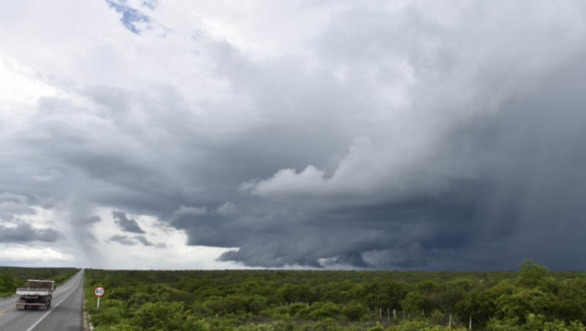 Imagem 1 - Mossoró registrou acumulado 53,8 milímetros de chuva num intervalo de 6h, na quarta-feira (22). A Emparn divulgou os dados registrados pelo seu Sistema de Monitoramento, com o acumulado de chuvas no Rio Grande do Norte no período que compreendeu o carnaval de 2023. Segundo a empresa, Os maiores volumes acumulados no período de sexta-feira (17) até a manhã da quinta (23) foram: Riacho de Santana (Oeste Potiguar) 113,0 mm, São Vicente(Central Potiguar) 82,8 mm, Parnamirim (Leste Potiguar) 55,7 mm, Campo Redondo (Agreste Potiguar), 28,4 mm. A previsão até domingo (26) é de céu parcialmente nublado com chuvas em todas as regiões. Imagem 1 - Mossoró registrou acumulado 53,8 milímetros de chuva num intervalo de 6h, na quarta-feira (22). A Emparn divulgou os dados registrados pelo seu Sistema de Monitoramento, com o acumulado de chuvas no Rio Grande do Norte no período que compreendeu o carnaval de 2023. Segundo a empresa, Os maiores volumes acumulados no período de sexta-feira (17) até a manhã da quinta (23) foram: Riacho de Santana (Oeste Potiguar) 113,0 mm, São Vicente(Central Potiguar) 82,8 mm, Parnamirim (Leste Potiguar) 55,7 mm, Campo Redondo (Agreste Potiguar), 28,4 mm. A previsão até domingo (26) é de céu parcialmente nublado com chuvas em todas as regiões.