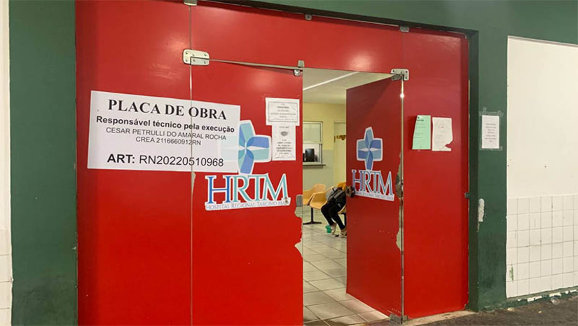 Imagem 1 -  Duas vítimas do desabamento causado por ventania na zona rural de Mossoró seguem internadas no HRTM. De acordo com informações fornecidas pelas diretora geral do Hospital, Nilza Batista, um adolescente, de 13 anos, e a tia dele, Sueli Fernandes de Morais Gomes, de 41 anos, continuam internados na unidade. Os dois, assim como outros 5 membros da família, ficaram feridos após uma ventania derrubar um tipo de galpão, no Sítio São José, onde eles estavam se abrigando da forte chuva que atingiu Mossoró na quarta-feira (22). Ainda conforme a diretora, os dois estão bem. O adolescente aguarda agora uma cirurgia no fêmur, que deverá acontecer no próprio HRTM, já na próxima semana, dependendo apenas da recuperação natural do corpo dele ao primeiro procedimento, realizado no dia do ocorrido.