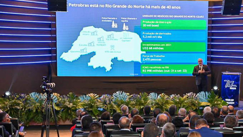 Imagem 1 - Jean-Paul Prates disse, sem detalhes - em razão do período de silêncio que antecede a divulgação dos resultados da companhia - que, no curto, no médio e no longo prazos estão no radar, entre outras frentes de investimentos para o RN, a perfuração de poços e a avaliação de descobertas em águas profundas e ultraprofundas da Bacia Potiguar; a medição de potencial eólico e geração de energia renovável no mar, com o estado sediando as atividades neste segmento para todo o Brasil; pesquisas e análises de viabilidade da produção e exportação de hidrogênio verde e bioQAV; a capilarização e garantia de compra de óleo vegetal da agricultura familiar para Diesel R - diesel produzido pela estatal com conteúdo renovável - além de parcerias para recuperação e preservação da caatinga e dos mangues. Imagem 1 - Jean-Paul Prates disse, sem detalhes - em razão do período de silêncio que antecede a divulgação dos resultados da companhia - que, no curto, no médio e no longo prazos estão no radar, entre outras frentes de investimentos para o RN, a perfuração de poços e a avaliação de descobertas em águas profundas e ultraprofundas da Bacia Potiguar; a medição de potencial eólico e geração de energia renovável no mar, com o estado sediando as atividades neste segmento para todo o Brasil; pesquisas e análises de viabilidade da produção e exportação de hidrogênio verde e bioQAV; a capilarização e garantia de compra de óleo vegetal da agricultura familiar para Diesel R - diesel produzido pela estatal com conteúdo renovável - além de parcerias para recuperação e preservação da caatinga e dos mangues.