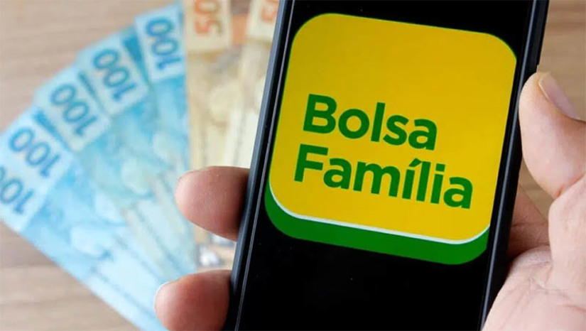 Imagem 1 -  [COLUNA ESPLANADA] Os ministros palacianos e as equipes das pastas do Planejamento, Fazenda e Desenvolvimento Social se debruçam desde a última quinta-feira sobre as estatísticas e previsões de orçamento do Auxílio Brasil, que voltará a se chamar Bolsa Família no Governo de Lula III. O próprio presidente Lula da Silva participou das reuniões na quinta e na sexta-feira, e ordenou que priorizem o programa para lançamento, com pompas no Palácio, neste mês de março, para os 100 dias de gestão. O ministro Wellington Dias capitaneia a articulação. As equipes da Fazenda e do Planejamento estão com o maior desafio: garantir a promessa de campanha do Barba de que haverá adicional de R$ 150 por cada criança pequena na família. O Governo já sabe de onde tirar o dinheiro, mas quer evitar chiadeira antecipada.