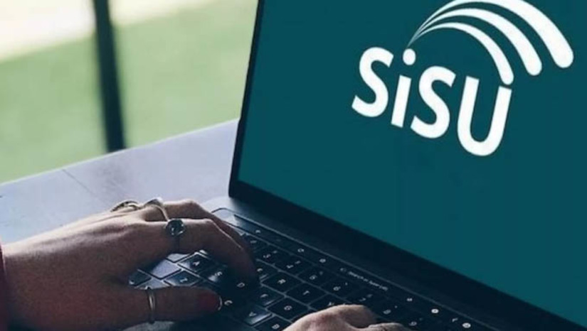 Imagem 1 - Primeira edição do Sisu 2023 registrou mais de 1 milhão de inscritos. Os dados finais foram apurados logo após as 23h59 desta sexta-feira, 24, quando as inscrições foram finalizadas. Ao todo foram registradas 2.062.815 inscrições, isso porque cada inscrito tem direito a escolher até dois cursos. No balanço final, o Nordeste registrou o maior número de inscritos, com 40,1% do total, quando observada a origem de nascimento do estudante.O Sudeste fechou com 33,8% dos inscritos; seguido pela região Sul, com 9,5%; Norte, com 8,8% e Centro-Oeste, com 7,8%. O resultado da seleção será divulgado nesta terça-feira (28). Imagem 1 - Primeira edição do Sisu 2023 registrou mais de 1 milhão de inscritos. Os dados finais foram apurados logo após as 23h59 desta sexta-feira, 24, quando as inscrições foram finalizadas. Ao todo foram registradas 2.062.815 inscrições, isso porque cada inscrito tem direito a escolher até dois cursos. No balanço final, o Nordeste registrou o maior número de inscritos, com 40,1% do total, quando observada a origem de nascimento do estudante.O Sudeste fechou com 33,8% dos inscritos; seguido pela região Sul, com 9,5%; Norte, com 8,8% e Centro-Oeste, com 7,8%. O resultado da seleção será divulgado nesta terça-feira (28).