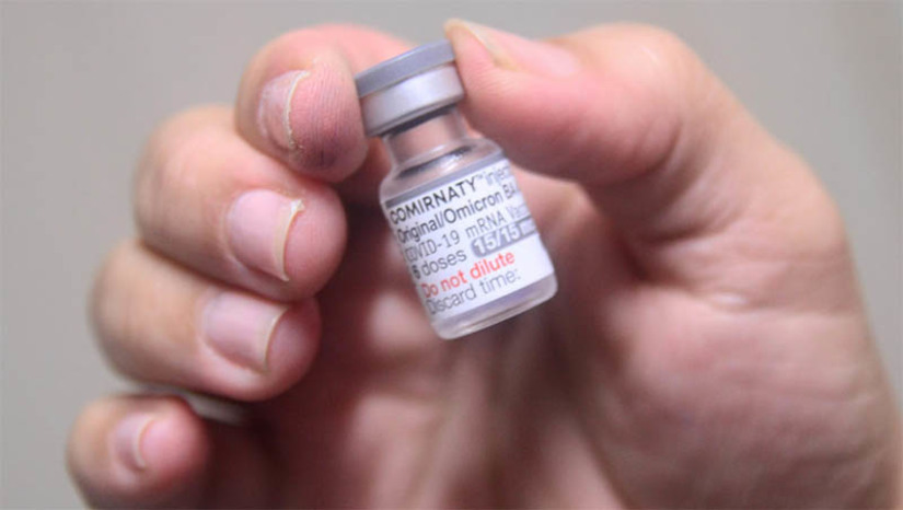 Imagem 1 - Veja onde está sendo aplicada e quem pode tomar a vacina bivalente contra a Covid-19 em Mossoró. A vacina é voltada para o público que concluiu o esquema primário, composto pelas duas primeiras doses das vacinas monovalentes, há pelo menos 4 meses. A imunização foi iniciada nesta segunda-feira (27), em todo o país. O processo de imunização acontece conforme calendário por grupos prioritários divididos em fases. Na primeira etapa, a vacinação está aberta à população acima dos 70 anos de idade; pacientes imunocomprometidos a partir de 12 anos de idade; pessoas que vivem em Instituições de Longa Permanência (ILP) a partir de 12 anos, abrigados e os trabalhadores dessas instituições; comunidades indígenas, ribeirinhas, e quilombolas a partir de 12 anos de idade. Imagem 1 - Veja onde está sendo aplicada e quem pode tomar a vacina bivalente contra a Covid-19 em Mossoró. A vacina é voltada para o público que concluiu o esquema primário, composto pelas duas primeiras doses das vacinas monovalentes, há pelo menos 4 meses. A imunização foi iniciada nesta segunda-feira (27), em todo o país. O processo de imunização acontece conforme calendário por grupos prioritários divididos em fases. Na primeira etapa, a vacinação está aberta à população acima dos 70 anos de idade; pacientes imunocomprometidos a partir de 12 anos de idade; pessoas que vivem em Instituições de Longa Permanência (ILP) a partir de 12 anos, abrigados e os trabalhadores dessas instituições; comunidades indígenas, ribeirinhas, e quilombolas a partir de 12 anos de idade.