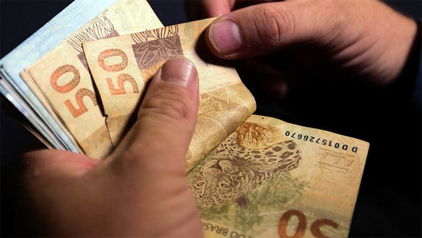 Imagem 1 - Pagamento de fevereiro dos servidores do RN será concluído nesta terça, 28. Quase metade do funcionalismo estadual já recebeu o salário integral na primeira quinzena do mês. Amanhecerá na conta dos servidores, nesta terça, os 70% restantes para quem recebe acima de R$ 4 mil, correspondentes a 40 mil servidores, e o salário integral dos 23 mil trabalhadores lotados em pastas com recursos próprios e na Educação, totalizando mais de R$ 232 milhões de uma folha total de R$ 581 milhões. Imagem 1 - Pagamento de fevereiro dos servidores do RN será concluído nesta terça, 28. Quase metade do funcionalismo estadual já recebeu o salário integral na primeira quinzena do mês. Amanhecerá na conta dos servidores, nesta terça, os 70% restantes para quem recebe acima de R$ 4 mil, correspondentes a 40 mil servidores, e o salário integral dos 23 mil trabalhadores lotados em pastas com recursos próprios e na Educação, totalizando mais de R$ 232 milhões de uma folha total de R$ 581 milhões.