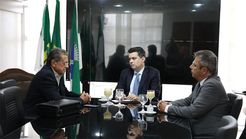 Imagem 1 - Governo do RN discute projetos essenciais para garantir acesso à água potável no estado. Walter Alves e o secretário estadual de Meio Ambiente e Recursos Hídricos, Paulo Varela, se reuniram nesta segunda (27), para falar sobre a Barragem de Oiticica e as adutoras do Projeto Seridó. De acordo com o governador em exercício, a chefe do Poder Executivo tem dado prioridade total para as obras que combatem os efeitos da estiagem. A barragem de Oiticica beneficiará diretamente 330 mil habitantes e indiretamente toda a população do vale do rio Piranhas Açu. Além disso, terá capacidade para abastecer até 2 milhões de pessoas e promover a irrigação de 10 mil hectares. Já o Projeto Seridó prevê a construção de seis sistemas adutores divididos em dois eixos (Norte e Sul), cada um separado em cinco etapas, cujo objetivo será garantir água para as populações de 24 cidades que integram a região do Seridó Potiguar. Imagem 1 - Governo do RN discute projetos essenciais para garantir acesso à água potável no estado. Walter Alves e o secretário estadual de Meio Ambiente e Recursos Hídricos, Paulo Varela, se reuniram nesta segunda (27), para falar sobre a Barragem de Oiticica e as adutoras do Projeto Seridó. De acordo com o governador em exercício, a chefe do Poder Executivo tem dado prioridade total para as obras que combatem os efeitos da estiagem. A barragem de Oiticica beneficiará diretamente 330 mil habitantes e indiretamente toda a população do vale do rio Piranhas Açu. Além disso, terá capacidade para abastecer até 2 milhões de pessoas e promover a irrigação de 10 mil hectares. Já o Projeto Seridó prevê a construção de seis sistemas adutores divididos em dois eixos (Norte e Sul), cada um separado em cinco etapas, cujo objetivo será garantir água para as populações de 24 cidades que integram a região do Seridó Potiguar.