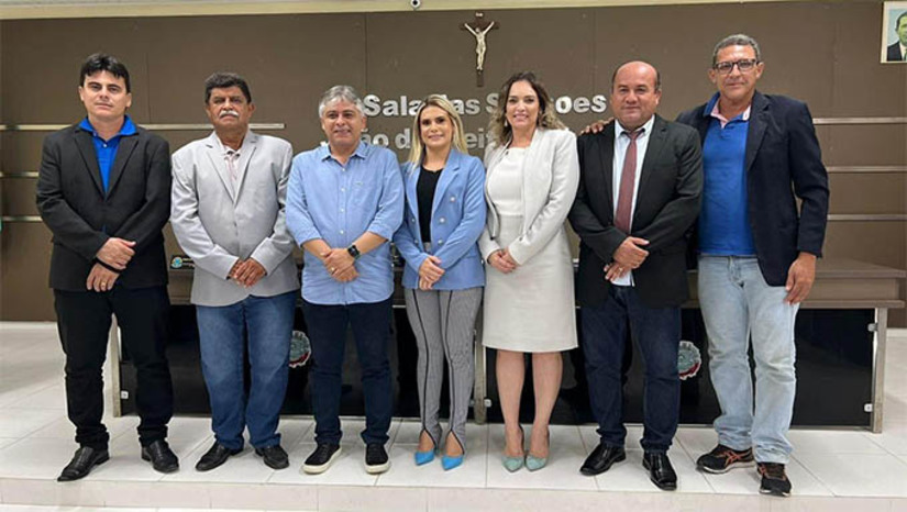 Imagem 1 -  A eleição do vereador Adonias Melo para presidente da Câmara de Governador Dix Sept Rosado para os próximos 2 anos foi motivo de comemoração do colega dele, Ed Junior, que logo percebeu o equívoco, pois ao contrário do que imaginava, o prefeito Dr. Artur Vale conseguiu foi ampliar sua bancada de apoio na casa legislativa, com a chegada do vereador  Dener Pio e a permanência do vereador e agora presidente da Câmara Adonias Melo