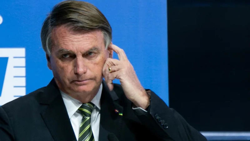 Imagem 1 -  [COLUNA ESPLANADA] A ausência do “líder” fujão, a indefinição do PL para o discurso da oposição, a falta de uma voz aguerrida na Câmara contra o PT levam deputados e senadores bolsonaristas a rever o apoio a Jair Bolsonaro. As críticas ao ex-presidente são contundentes entre portas. Boa parte da centro-direita que era aliada do clã não vê, ainda, um potencial candidato no senador Flávio Bolsonaro como herdeiro do espólio do pai, cuja carreira política nacional acabou para eles. Essa turma já começa a telefonar diariamente para o governador paulista, Tarcísio de Freitas (PL), e o vê como o potencial nome ao Planalto em 2026. Pesa a favor dele algo que Bolsonaro não mostrou ter durante quatro anos: diálogo com a oposição. A presença dele ao lado do presidente Lula da Silva em São Sebastião foi elogiada até por opositores.