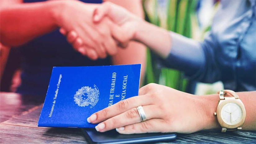 Imagem 1 - Taxa média anual de desocupação em 2022 recuou 3,9 pontos percentuais, ficando em 9,3%. O dado da PNAD Contínua foi divulgado pelo IBGE nesta terça-feira (28) e leva em consideração os números de 2022, quando comparado com o ano anterior. A pesquisa também mostra que a população ocupada média chegou a 98,0 milhões de pessoas em 2022, a maior média anual da série e 7,4% acima de 2021. Frente a 2012, quando a média anual da população ocupada foi de 89,6 milhões de pessoas, houve aumento de 9,4%. Imagem 1 - Taxa média anual de desocupação em 2022 recuou 3,9 pontos percentuais, ficando em 9,3%. O dado da PNAD Contínua foi divulgado pelo IBGE nesta terça-feira (28) e leva em consideração os números de 2022, quando comparado com o ano anterior. A pesquisa também mostra que a população ocupada média chegou a 98,0 milhões de pessoas em 2022, a maior média anual da série e 7,4% acima de 2021. Frente a 2012, quando a média anual da população ocupada foi de 89,6 milhões de pessoas, houve aumento de 9,4%.