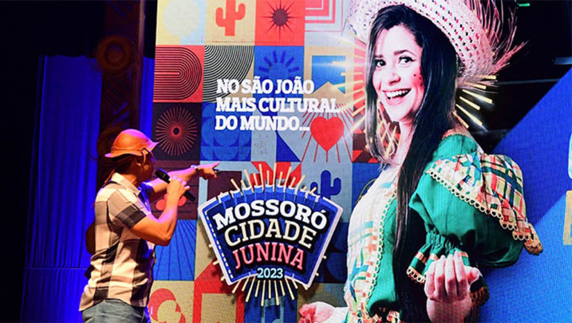 Imagem 1 - O “Mossoró Cidade Junina 2023” será realizado no período de 3 a 24 de junho e este ano o conceito do evento está alicerçado em uma premissa: as pessoas em primeiro lugar, priorizando a humanização. “Quando falamos em humanização, é sobre oportunizar espaço para todos. E é isso que estamos pretendendo para o nosso ‘Mossoró Cidade Junina’”, declarou o prefeito de Mossoró, Allyson Bezerra. Na ocasião, o chefe do Executivo Municipal detalhou a identidade visual do MCJ para a edição deste ano. Além da nova logomarca, o prefeito apresentou o slogan do evento, “No São João Mais Cultural do Mundo... É Você Quem vai Brilhar”, que estará alinhado à proposta de prestigiar a população no “Mossoró Cidade Junina 2023”. Imagem 1 - O “Mossoró Cidade Junina 2023” será realizado no período de 3 a 24 de junho e este ano o conceito do evento está alicerçado em uma premissa: as pessoas em primeiro lugar, priorizando a humanização. “Quando falamos em humanização, é sobre oportunizar espaço para todos. E é isso que estamos pretendendo para o nosso ‘Mossoró Cidade Junina’”, declarou o prefeito de Mossoró, Allyson Bezerra. Na ocasião, o chefe do Executivo Municipal detalhou a identidade visual do MCJ para a edição deste ano. Além da nova logomarca, o prefeito apresentou o slogan do evento, “No São João Mais Cultural do Mundo... É Você Quem vai Brilhar”, que estará alinhado à proposta de prestigiar a população no “Mossoró Cidade Junina 2023”.