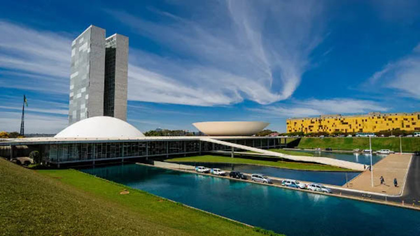Imagem 1 -  [COLUNA ESPLANADA] Mal passou a eleição presidencial e Brasília começou a respirar o clima do pleito municipal que acontece daqui a 19 meses. Há articulações nas Executivas dos partidos. Mas uma das principais é escancarada e contrapõe dois caciques. O senador Renan Calheiros (MDB) e o presidente da Câmara dos Deputados, Arthur Lira (Progressistas). Adversários figadais em Alagoas, seus redutos eleitorais, travam uma velada batalha pela conquista de aliados locais. Renan saiu na frente, e forte. O MDB estadual conseguiu filiar nos últimos meses prefeitos e potenciais candidatos do Progressistas (partido de Lira) e União Brasil. Dos 102 municípios alagoanos, prefeitos de pelo menos 68 cidades já fecharam com Renan. Lira corre o risco de ficar com poucos cabos eleitorais para sua tentativa de reeleição – ou eleição para o Governo – em 2026.