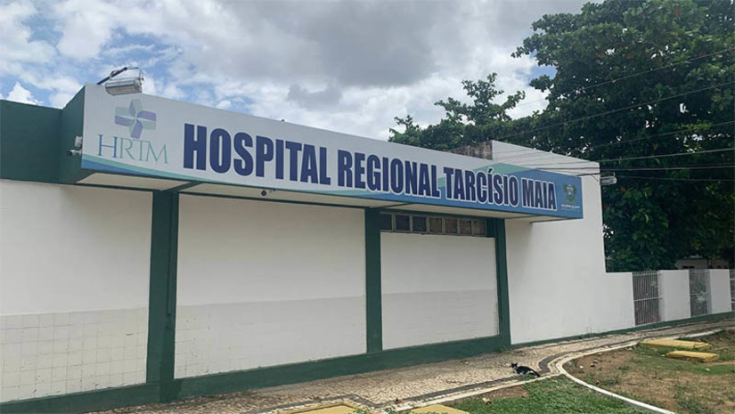 Imagem 1 - Mossoró está com 20 leitos de UTI a menos e 25 pacientes aguardando em fila por UTI. No Hospital Regional Tarcísio de Vasconcelos Maia deveria existir abertos e funcionando 30 leitos de UTI, inclusive 20 destes numa ala recentemente construída, equipada e instalada. Só que neste caso, devido a uma goteira percebida semana passada, 10 leitos foram bloqueados. Os outros dez leitos de UTI, que estavam instalados desde o início de 2022 no Hospital Regional da Polícia Militar, para servir de apoio ao HRTM, foram fechados devido a um impasse sobre o custeio dos mesmos; entenda o caso. Imagem 1 - Mossoró está com 20 leitos de UTI a menos e 25 pacientes aguardando em fila por UTI. No Hospital Regional Tarcísio de Vasconcelos Maia deveria existir abertos e funcionando 30 leitos de UTI, inclusive 20 destes numa ala recentemente construída, equipada e instalada. Só que neste caso, devido a uma goteira percebida semana passada, 10 leitos foram bloqueados. Os outros dez leitos de UTI, que estavam instalados desde o início de 2022 no Hospital Regional da Polícia Militar, para servir de apoio ao HRTM, foram fechados devido a um impasse sobre o custeio dos mesmos; entenda o caso.