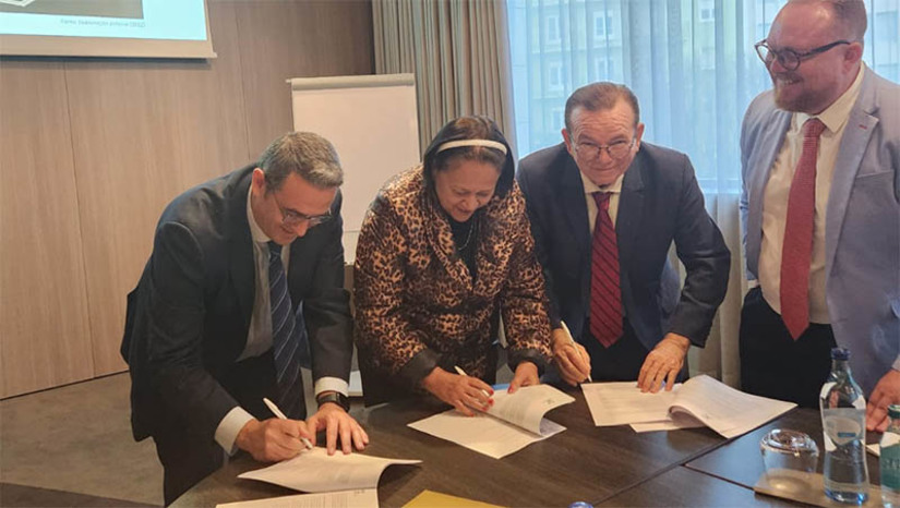 Imagem 1 - Fátima e empresa portuguesa assinam memorando de entendimento para implantação da indústria verde no RN. O ato de assinatura entre o governo do estado e a empresa Enerfin ocorreu em Lisboa, Portugal, nesta terça-feira (28). O documento visa a instalação do projeto piloto de produção de hidrogênio verde e energias associadas no Rio Grande do Norte. Recentemente o governo elaborou os estudos de viabilidade técnica, que apontam o município de Caiçara do Norte como o local ideal para a implantação do Porto Indústria Verde. O equipamento vai funcionar como base para a produção de equipamentos e energias renováveis no mar - offshore - e exportação de hidrogênio e amônia verdes. Imagem 1 - Fátima e empresa portuguesa assinam memorando de entendimento para implantação da indústria verde no RN. O ato de assinatura entre o governo do estado e a empresa Enerfin ocorreu em Lisboa, Portugal, nesta terça-feira (28). O documento visa a instalação do projeto piloto de produção de hidrogênio verde e energias associadas no Rio Grande do Norte. Recentemente o governo elaborou os estudos de viabilidade técnica, que apontam o município de Caiçara do Norte como o local ideal para a implantação do Porto Indústria Verde. O equipamento vai funcionar como base para a produção de equipamentos e energias renováveis no mar - offshore - e exportação de hidrogênio e amônia verdes.