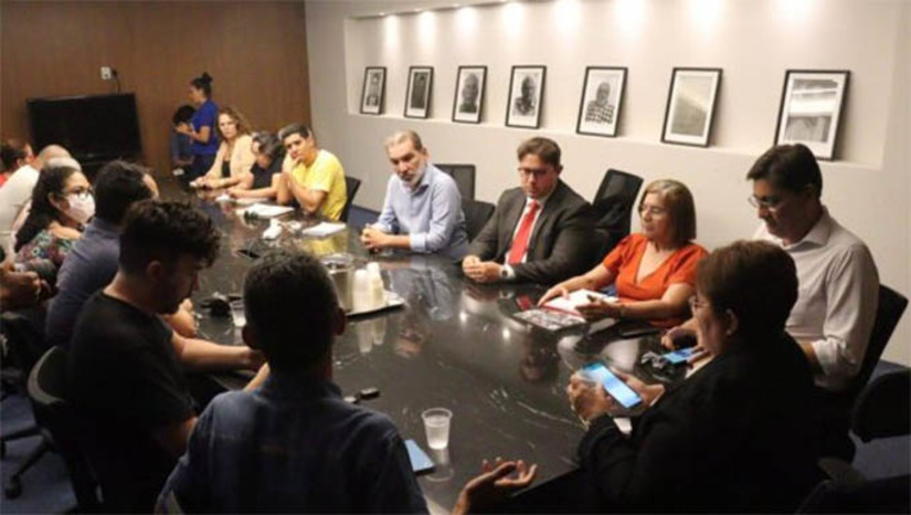 Imagem 1 -  Governo do RN apresenta nova proposta para atualizar o Piso dos professores nesta sexta, 03 . Nas audiências que aconteceram anteriormente, entre professores e governo do estado, as propostas apresentadas pela secretária da Educação Socorro Batista e pelo secretário de Administração Pedro Lopes foram consideradas ruins, e rejeitadas pela categoria.  Na assembleia marcada par a esta sexta, o governo do estado deve apresentar mais uma proposta: Implementar 14,95% no mês de março mais retroativo de janeiro e fevereiro para os/as professores/as que recebem abaixo do valor do Piso; e Para os demais (incluindo aposentados e pensionistas com paridade), implementar 6,5% em maio e 7,93% e dezembro, com retroativo pago em 8 parcelas, entre maio e dezembro de 2024.