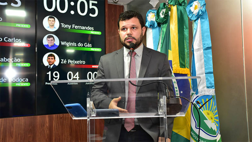 Imagem 1 - “Não é justo agora fechar o Hospital”, diz o vereador Tony Fernandes sobre o Hospital da PM. Na sessão ordinária desta quarta-feira (1º), o vereador protestou contra a notícia de que o Hospital da Polícia Militar, em Mossoró, seria fechado por falta de verba e relembrou a luta dos policiais militares e da iniciativa privada, durante a pandemia, para que o Hospital, que atende a população em geral, ampliasse o atendimento. Tony ainda propôs que os parlamentares assinem um requerimento, que deverá ser encaminhado ao Governo do RN, solicitando que a instituição de saúde continue com os leitos de UTI abertos. Imagem 1 - “Não é justo agora fechar o Hospital”, diz o vereador Tony Fernandes sobre o Hospital da PM. Na sessão ordinária desta quarta-feira (1º), o vereador protestou contra a notícia de que o Hospital da Polícia Militar, em Mossoró, seria fechado por falta de verba e relembrou a luta dos policiais militares e da iniciativa privada, durante a pandemia, para que o Hospital, que atende a população em geral, ampliasse o atendimento. Tony ainda propôs que os parlamentares assinem um requerimento, que deverá ser encaminhado ao Governo do RN, solicitando que a instituição de saúde continue com os leitos de UTI abertos.