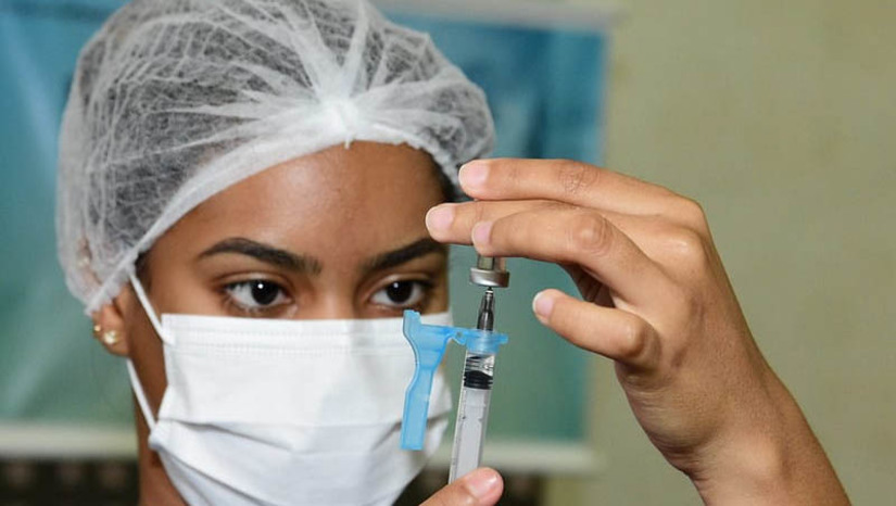 Imagem 1 -  Mossoró inicia vacinação de gestantes e puérperas com dose bivalente contra a Covid-19. As gestantes e puérperas fazem parte da fase 3 da atual campanha de imunização. No município, a vacinação também está aberta para os idosos acima dos 60 anos de idade; pacientes imunocomprometidos a partir de 12 anos de idade; pessoas que vivem em Instituições de Longa Permanência (ILP) a partir de 12 anos, abrigados e os trabalhadores dessas instituições; comunidades indígenas, ribeirinhas, e quilombolas a partir de 12 anos de idade. Podem tomar aqueles que tomaram pelo menos as duas doses iniciais, ou seja, concluíram o esquema básico. Para se imunizar, é necessário ter tomado a última dose há 4 meses.