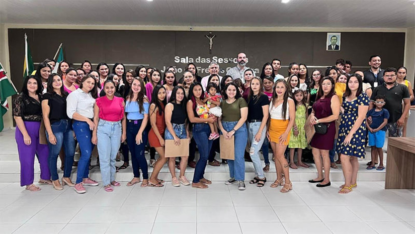 Imagem 1 -  Prefeitura de Governador certifica mais 100 pessoas que participaram de cursos profissionalizantes. A cerimônia de entrega dos certificados ocorreu na Câmara Municipal, nesta quarta-feira (1º), e contou com a participação do prefeito Dr. Artur Vale; do secretário municipal de Administração, Kaká Silveira; dos gestores operacionais do Senac, Benjamim Netto e William Nascimento; e alunas e alunos dos cursos de Básico de Manicure e Pedicure, Básico de Depilação, Design de Sobrancelhas, Corte Masculino e Técnicas de Escova para Iniciantes.