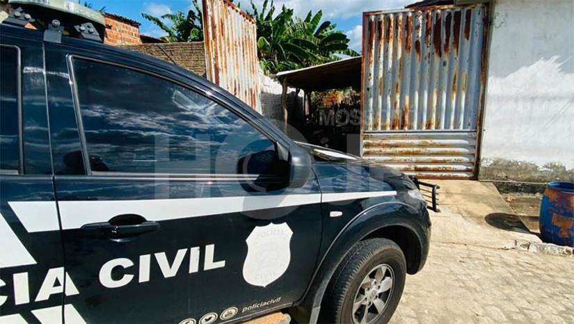 Imagem 1 - Dono de bar de Riacho da Cruz é preso após divulgar o sorteio de uma mulher. João Batista Dantas, de 63 anos, foi preso nesta quinta-feira (2). De acordo com o delegado Carlos Michel, titular da delegacia de Riacho da Cruz, a Polícia Civil tomou conhecimento do fato de o idoso estar anunciado a venda de cartelas para um sorteio, cujos prêmios eram uma mulher, com direito a “três pegadas”, e uma grade de cerveja, ao custo de R$ 30. Chegando ao local, o delegado e sua equipe constataram que lá se encontravam várias mulheres, exploradas sexualmente pelo dono do estabelecimento. Diante dos fatos, João Batista foi autuado em flagrante pelo crime de manutenção de casa de prostituição, previsto no código penal. Ele foi conduzido para prestar depoimento na delegacia e encaminhado para o sistema prisional, onde ficará à disposição da justiça. As mulheres também foram conduzidas para prestar depoimento, na condição de vítimas. Imagem 1 - Dono de bar de Riacho da Cruz é preso após divulgar o sorteio de uma mulher. João Batista Dantas, de 63 anos, foi preso nesta quinta-feira (2). De acordo com o delegado Carlos Michel, titular da delegacia de Riacho da Cruz, a Polícia Civil tomou conhecimento do fato de o idoso estar anunciado a venda de cartelas para um sorteio, cujos prêmios eram uma mulher, com direito a “três pegadas”, e uma grade de cerveja, ao custo de R$ 30. Chegando ao local, o delegado e sua equipe constataram que lá se encontravam várias mulheres, exploradas sexualmente pelo dono do estabelecimento. Diante dos fatos, João Batista foi autuado em flagrante pelo crime de manutenção de casa de prostituição, previsto no código penal. Ele foi conduzido para prestar depoimento na delegacia e encaminhado para o sistema prisional, onde ficará à disposição da justiça. As mulheres também foram conduzidas para prestar depoimento, na condição de vítimas.