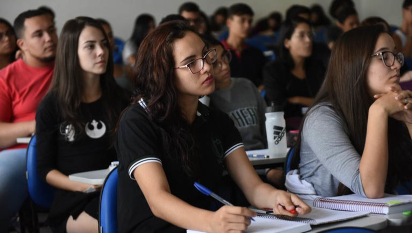 Imagem 1 - RN terá 1.404 vagas disponíveis no Fundo de Financiamento Estudantil . Em todo o país, a primeira edição de 2023 do Fies irá disponibilizar 67.301 vagas, em 1.389 instituições privadas de ensino superior. As inscrições começarão na próxima terça-feira (7) e vão até o dia 10 de março. Os resultados serão divulgados em 14 de março. Para se inscrever no Fies, o candidato deverá ter participado do Enem, a partir da edição de 2010, e ter obtido média aritmética das notas nas provas igual ou superior a 450 pontos e nota superior a zero na redação. Também é necessário possuir renda familiar mensal bruta, por pessoa, de até 3 salários mínimos. Imagem 1 - RN terá 1.404 vagas disponíveis no Fundo de Financiamento Estudantil . Em todo o país, a primeira edição de 2023 do Fies irá disponibilizar 67.301 vagas, em 1.389 instituições privadas de ensino superior. As inscrições começarão na próxima terça-feira (7) e vão até o dia 10 de março. Os resultados serão divulgados em 14 de março. Para se inscrever no Fies, o candidato deverá ter participado do Enem, a partir da edição de 2010, e ter obtido média aritmética das notas nas provas igual ou superior a 450 pontos e nota superior a zero na redação. Também é necessário possuir renda familiar mensal bruta, por pessoa, de até 3 salários mínimos.