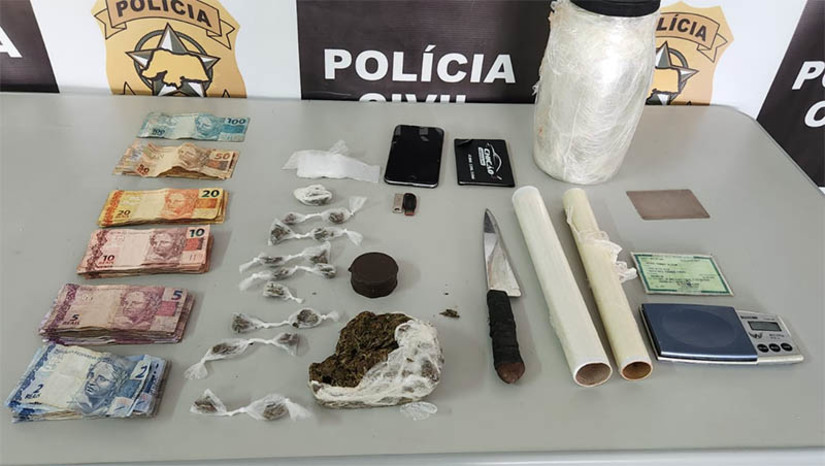 Imagem 1 - DHM prende suspeito de homicídio ocorrido em 2022, no bairro Alto da Conceição. A prisão de Matheus Fernandes da Silva aconteceu na manhã desta sexta-feira (3), no bairro Belo Horizonte. Ele é suspeito de ter assassinado a tiros João Paulo de Souza Rosário, de 22 anos, em dezembro de 2022, em uma barbearia da Avenida Alberto Maranhão. Policiais da Delegacia de Homicídios, juntamente com uma equipe da Divipoe, cumpriram o mandado de prisão, bem como mandados de busca e apreensão em desfavor do suspeito. Com Matheus os policiais encontraram certa quantidade de drogas, balança de precisão, dinheiro e materiais utilizados no tráfico de drogas. Imagem 1 - DHM prende suspeito de homicídio ocorrido em 2022, no bairro Alto da Conceição. A prisão de Matheus Fernandes da Silva aconteceu na manhã desta sexta-feira (3), no bairro Belo Horizonte. Ele é suspeito de ter assassinado a tiros João Paulo de Souza Rosário, de 22 anos, em dezembro de 2022, em uma barbearia da Avenida Alberto Maranhão. Policiais da Delegacia de Homicídios, juntamente com uma equipe da Divipoe, cumpriram o mandado de prisão, bem como mandados de busca e apreensão em desfavor do suspeito. Com Matheus os policiais encontraram certa quantidade de drogas, balança de precisão, dinheiro e materiais utilizados no tráfico de drogas.