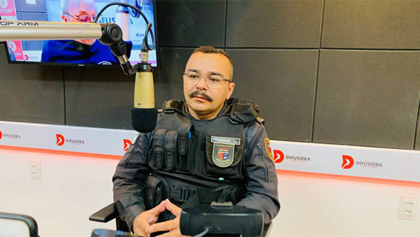 Imagem 1 - Em entrevista ao Jornal Mossoró Hoje nas Ondas do Rádio desta quinta-feira (02), o Major Emerson Mendes. Comandante do CIPRV1, disse que o Projete realiza atividades preventivas e simulações que contribuem com a conscientização da educação no transito. “Nós temos o PROJETE, um projeto que trabalha a educação exatamente com os futuros condutores nas escolas. Nós temos instrutores capacitados pra transmitir para aquelas crianças geralmente de cinco a dez anos de idade, de escolas públicas e privadas, urbanas e rurais noções de transito e trabalhando principalmente essa parte de educação no transito. Nós já formamos mais de 4 mil alunos”, afirmou o Major. Imagem 1 - Em entrevista ao Jornal Mossoró Hoje nas Ondas do Rádio desta quinta-feira (02), o Major Emerson Mendes. Comandante do CIPRV1, disse que o Projete realiza atividades preventivas e simulações que contribuem com a conscientização da educação no transito. “Nós temos o PROJETE, um projeto que trabalha a educação exatamente com os futuros condutores nas escolas. Nós temos instrutores capacitados pra transmitir para aquelas crianças geralmente de cinco a dez anos de idade, de escolas públicas e privadas, urbanas e rurais noções de transito e trabalhando principalmente essa parte de educação no transito. Nós já formamos mais de 4 mil alunos”, afirmou o Major.