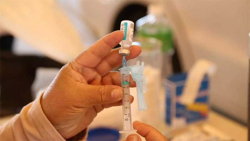 Imagem 1 - Anvisa aprova vacina contra a dengue; imunizante da Takeda Pharma apresentou 80,2% de eficácia. O registro da nova vacina Qdenga, da empresa Takeda Pharma Ltda., foi aprovado nesta quinta-feira (2). O produto, composto por quatro diferentes sorotipos do vírus causador da doença, está destinado à população pediátrica acima de 4 anos, adolescentes e adultos até 60 anos de idade. Estará disponível para administração via subcutânea em esquema de duas doses, com intervalo de 3 meses entre as aplicações. A concessão do registro pela Anvisa permite a comercialização do produto no país, desde que mantidas as condições aprovadas. Imagem 1 - Anvisa aprova vacina contra a dengue; imunizante da Takeda Pharma apresentou 80,2% de eficácia. O registro da nova vacina Qdenga, da empresa Takeda Pharma Ltda., foi aprovado nesta quinta-feira (2). O produto, composto por quatro diferentes sorotipos do vírus causador da doença, está destinado à população pediátrica acima de 4 anos, adolescentes e adultos até 60 anos de idade. Estará disponível para administração via subcutânea em esquema de duas doses, com intervalo de 3 meses entre as aplicações. A concessão do registro pela Anvisa permite a comercialização do produto no país, desde que mantidas as condições aprovadas.