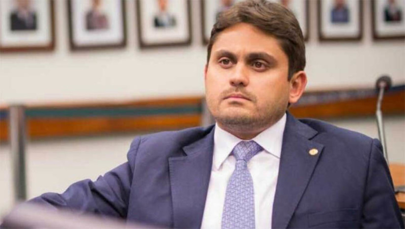 Imagem 1 -  [COLUNA ESPLANADA] O ministro das Comunicações, José Juscelino Rezende (União Brasil), sofre fogo-amigo na Esplanada e está sendo isolado dentro do Governo nos debates sobre o Projeto de Lei 2.630, conhecido como “PL das Fake News”. É que o PT não engole que o presidente Lula da Silva tenha entregado ao aliado a pasta que estava prometida para o deputado federal Paulo Teixeira (PT-SP), onde dominaria o diretório paulista. O problema é que o Governo aposta nesse projeto para aprovar duas medidas de combate às violações ao estado democrático de direito na internet. E sem votos do União Brasil – partido do ministro e com forte bancada no Congresso – não será simples. O ministro e seus diretores nas Comunicações entendem que deveriam ao menos estar na mesa de conversas. Além disso, pesa contra ele a farra no jatinho da FAB para eventos pessoais no interior paulista. Essa semana será crucial para saber se fica ou será demitido. Mesmo que caia, a vaga continuará com o União Brasil.