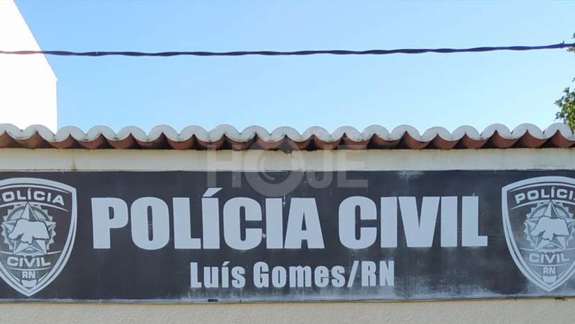 Imagem 1 - Polícia Civil apreende menor envolvido no homicídio de outro adolescente, em Luís Gomes. Um adolescente, de 17 anos, foi apreendido nesta segunda-feira (6), por suspeita de participação no homicídio de outro adolescente, de apenas 16 anos, encontrado morto em um matagal da Comunidade do Santo André, no dia 2 de fevereiro deste ano. De acordo com o delegado Hércules Freitas, o menor se apresentou à delegacia de Luís Gomes, confessando ter roubado motocicletas nos municípios de Paraná e José da Penha. Ele também afirmou ter estado com a vítima, antes do crime, e que andou com ela até certo ponto, mas negou participação no homicídio. O adolescente foi conduzido para o cumprimento de medida socioeducativa em Mossoró; outras pessoas ainda estão sendo investigadas pelo crime. Imagem 1 - Polícia Civil apreende menor envolvido no homicídio de outro adolescente, em Luís Gomes. Um adolescente, de 17 anos, foi apreendido nesta segunda-feira (6), por suspeita de participação no homicídio de outro adolescente, de apenas 16 anos, encontrado morto em um matagal da Comunidade do Santo André, no dia 2 de fevereiro deste ano. De acordo com o delegado Hércules Freitas, o menor se apresentou à delegacia de Luís Gomes, confessando ter roubado motocicletas nos municípios de Paraná e José da Penha. Ele também afirmou ter estado com a vítima, antes do crime, e que andou com ela até certo ponto, mas negou participação no homicídio. O adolescente foi conduzido para o cumprimento de medida socioeducativa em Mossoró; outras pessoas ainda estão sendo investigadas pelo crime.