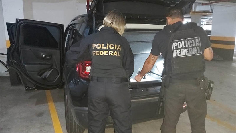 Imagem 1 - PF apura crimes de corrupção com uso de verbas do SUS para combate a Covid, em Canguaretama. A Operação Coração Rompido, deflagrada nesta terça-feira (7), foi destinada a apurar os crimes de corrupção ativa, corrupção passiva, lavagem de dinheiro, falsidade ideológica e dispensa indevida de licitação no município. De acordo com as investigações, a prefeitura teria contratado empresa para prestação de serviços de plantonistas no combate a COVID-19, ao custo de R$ 640 mil, com recursos do SUS, sem licitação. A investigação comprovou, ainda, além da irregularidade na contratação, o pagamento de vantagem indevida ao então prefeito de Canguaretama, o que se deu por intermédio de terceiros. Imagem 1 - PF apura crimes de corrupção com uso de verbas do SUS para combate a Covid, em Canguaretama. A Operação Coração Rompido, deflagrada nesta terça-feira (7), foi destinada a apurar os crimes de corrupção ativa, corrupção passiva, lavagem de dinheiro, falsidade ideológica e dispensa indevida de licitação no município. De acordo com as investigações, a prefeitura teria contratado empresa para prestação de serviços de plantonistas no combate a COVID-19, ao custo de R$ 640 mil, com recursos do SUS, sem licitação. A investigação comprovou, ainda, além da irregularidade na contratação, o pagamento de vantagem indevida ao então prefeito de Canguaretama, o que se deu por intermédio de terceiros.