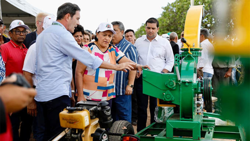Imagem 1 - Ministro do Desenvolvimento Agrário garante políticas públicas para a região Nordeste. O ministro Paulo Teixeira disse que se compromete em associar ao Consórcio do Nordeste, e estar presente nas discussões sempre que necessário, a buscar o retorno da reforma agrária com políticas de assistência técnica, mecanização do campo, a permanência da juventude no campo, entre outras ações com foco no fortalecimento de nossa agricultura familiar. Durante a visita foi entregue à comunidade de Passagem Comprida, no município de Bom Jesus, um poço tubular dotado de energia solar que, além de estar alinhado com as boas práticas ambientais, vem promovendo redução de custos. Também foi visitada uma unidade produtiva com sistema de mecanização com microtratores adaptada à agricultura familiar e utilizada por mulheres rurais. Imagem 1 - Ministro do Desenvolvimento Agrário garante políticas públicas para a região Nordeste. O ministro Paulo Teixeira disse que se compromete em associar ao Consórcio do Nordeste, e estar presente nas discussões sempre que necessário, a buscar o retorno da reforma agrária com políticas de assistência técnica, mecanização do campo, a permanência da juventude no campo, entre outras ações com foco no fortalecimento de nossa agricultura familiar. Durante a visita foi entregue à comunidade de Passagem Comprida, no município de Bom Jesus, um poço tubular dotado de energia solar que, além de estar alinhado com as boas práticas ambientais, vem promovendo redução de custos. Também foi visitada uma unidade produtiva com sistema de mecanização com microtratores adaptada à agricultura familiar e utilizada por mulheres rurais.