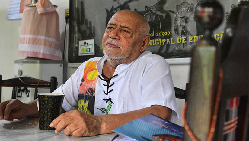 Imagem 1 - “Polo Antônio Francisco”: poeta se emociona e diz ser muito feliz por receber homenagens em vida. O polo, que funcionará no Memorial da Resistência, durante os festejos do Mossoró Cidade Junina 2023, tem o objetivo de valorizar a cultura popular, oportunizando espaço para intervenções artísticas, além de exposição típica junina notabilizada em cartazes no salão Joseph Boulier, durante o mês de junho. “Onde chego, o povo diz que eu agora tenho um polo. Foi uma das homenagens mais lindas que fizeram para mim (...). Estou ansioso que comece, para eu ir para lá direto. Para mim, vai ser maravilhoso porque já tem pessoas de diversos lugares me dizendo que virão para assistir e também se apresentarem. Para mim, nada mais perfeito que o “Polo Poeta Antônio Francisco”. A ideia já pegou e eu vou para lá com o maior gosto do mundo”, concluiu o poeta homenageado. Imagem 1 - “Polo Antônio Francisco”: poeta se emociona e diz ser muito feliz por receber homenagens em vida. O polo, que funcionará no Memorial da Resistência, durante os festejos do Mossoró Cidade Junina 2023, tem o objetivo de valorizar a cultura popular, oportunizando espaço para intervenções artísticas, além de exposição típica junina notabilizada em cartazes no salão Joseph Boulier, durante o mês de junho. “Onde chego, o povo diz que eu agora tenho um polo. Foi uma das homenagens mais lindas que fizeram para mim (...). Estou ansioso que comece, para eu ir para lá direto. Para mim, vai ser maravilhoso porque já tem pessoas de diversos lugares me dizendo que virão para assistir e também se apresentarem. Para mim, nada mais perfeito que o “Polo Poeta Antônio Francisco”. A ideia já pegou e eu vou para lá com o maior gosto do mundo”, concluiu o poeta homenageado.
