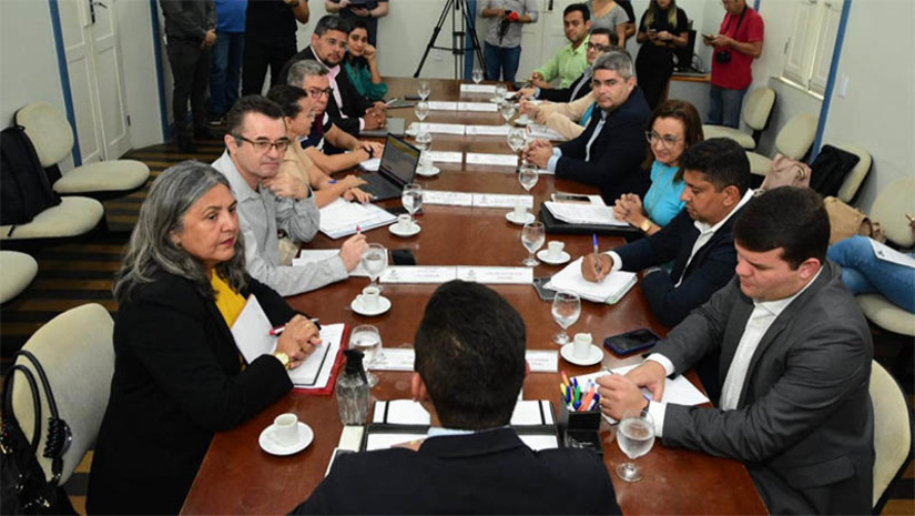 Imagem 1 - Prefeitura e Sindiserpum se reúnem para discutir pautas relativas à educação de Mossoró. No encontro, conduzido pelo prefeito Allyson Bezerra, nesta terça-feira (7), a gestão assegurou avanços importantes para a categoria, como o reajuste salarial histórico de 33,67%, acordado com o sindicato em 2022, que está sendo pago rigorosamente em dia; a garantia de realização de concurso público para a educação em 2023; concessão de licenças-prêmios, cumprindo a legislação; aplicação de 30% do orçamento, em recursos próprios, na educação municipal e cumprimento, já atendido, de 1/3 da jornada extraclasse, de acordo com a Lei Federal 11.738/2008, além de outras pautas. Imagem 1 - Prefeitura e Sindiserpum se reúnem para discutir pautas relativas à educação de Mossoró. No encontro, conduzido pelo prefeito Allyson Bezerra, nesta terça-feira (7), a gestão assegurou avanços importantes para a categoria, como o reajuste salarial histórico de 33,67%, acordado com o sindicato em 2022, que está sendo pago rigorosamente em dia; a garantia de realização de concurso público para a educação em 2023; concessão de licenças-prêmios, cumprindo a legislação; aplicação de 30% do orçamento, em recursos próprios, na educação municipal e cumprimento, já atendido, de 1/3 da jornada extraclasse, de acordo com a Lei Federal 11.738/2008, além de outras pautas.