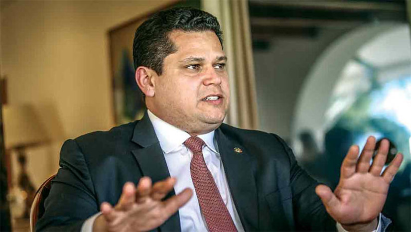Imagem 1 -  [COLUNA ESPLANADA] O União Brasil e o Governo inteiro já têm a quem culpar pela sucessão de encrencas na ficha do ministro das Comunicações, Juscelino Filho, que balança no cargo: o padrinho é o senador Davi Alcolumbre (UB-AP). Expoentes do PT têm lembrado aos ministros palacianos que a chance dada pelo presidente Lula a Alcolumbre daria B.O.