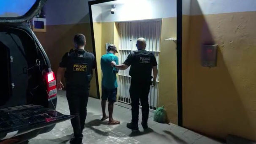 Imagem 1 - Deam de Pau dos Ferros prende acusado de um estupro de vulnerável cometido há 20 anos. Francisco Sabino da Costa, de 54 anos, foi preso nesta terça-feira (07), no município de Quixeré/CE. O caso aconteceu no ano de 2002 e o homem fugiu do município de Pau dos Ferros para o Ceará logo após o crime, tendo permanecido 20 anos foragido. De acordo com a Polícia Civil, ao chegar no estado vizinho, Francisco mudou seus documentos, deixando apenas a data de nascimento, por meio da qual acabou sendo identificado durante as investigações. A prisão contou com o apoio da Polícia Civil de Quixeré. Após preso, o acusado foi ouvido e conduzido de volta para o RN, onde foi encaminhado para o sistema prisional e ficará à disposição da justiça. Imagem 1 - Deam de Pau dos Ferros prende acusado de um estupro de vulnerável cometido há 20 anos. Francisco Sabino da Costa, de 54 anos, foi preso nesta terça-feira (07), no município de Quixeré/CE. O caso aconteceu no ano de 2002 e o homem fugiu do município de Pau dos Ferros para o Ceará logo após o crime, tendo permanecido 20 anos foragido. De acordo com a Polícia Civil, ao chegar no estado vizinho, Francisco mudou seus documentos, deixando apenas a data de nascimento, por meio da qual acabou sendo identificado durante as investigações. A prisão contou com o apoio da Polícia Civil de Quixeré. Após preso, o acusado foi ouvido e conduzido de volta para o RN, onde foi encaminhado para o sistema prisional e ficará à disposição da justiça.
