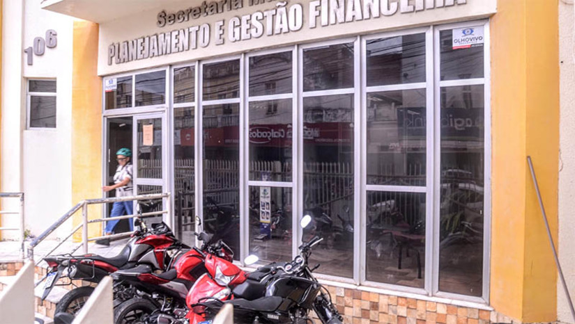 Imagem 1 - Portal de Compras Públicas concede selo de excelência ao município de Mossoró. O selo foi concedido pelo comprometimento com a eficiência, eficácia, transparência e modernização das licitações e contratos administrativos no ano de 2022. Esse reconhecimento do Portal é simbólico. Ele representa os esforços em conjunto dos setores de compras públicas para atingir a maior eficiência e seguir as boas práticas. O prêmio é de muita relevância para o Município, tendo em vista que o PCP é um dos maiores portais de contratações e licitações eletrônicas do Brasil, destaca a diretora-executiva de Licitações e Contratos da Secretaria Municipal de Administração (Semad), Luana Lorena. Imagem 1 - Portal de Compras Públicas concede selo de excelência ao município de Mossoró. O selo foi concedido pelo comprometimento com a eficiência, eficácia, transparência e modernização das licitações e contratos administrativos no ano de 2022. Esse reconhecimento do Portal é simbólico. Ele representa os esforços em conjunto dos setores de compras públicas para atingir a maior eficiência e seguir as boas práticas. O prêmio é de muita relevância para o Município, tendo em vista que o PCP é um dos maiores portais de contratações e licitações eletrônicas do Brasil, destaca a diretora-executiva de Licitações e Contratos da Secretaria Municipal de Administração (Semad), Luana Lorena.
