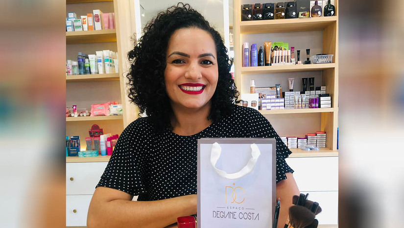 Imagem 1 -  Mulheres empreendedoras expõem produtos em feira de negócios nesta quinta-feira (9) em Mossoró. Aberta ao público, a ExpoMulher, primeira feira direcionada exclusivamente a esse público realizada pela Universidade Potiguar (UnP), Campus Mossoró, acontece a partir das 9h. O objetivo é apresentar a história de mulheres empreendedoras da região e incentivar a comercialização de seus produtos.
