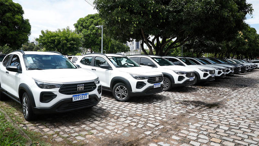 Imagem 1 - Governo entrega 11 veículos para Delegacias de Atenção à Mulher no Rio Grande do Norte. A entrega aconteceu nesta quarta-feira (8), durante evento comemorativo ao Dia Internacional da Mulher, realizado no Centro Administrativo, em Natal. O investimento é no valor de R$ 1.264.890,00, por meio do Projeto Governo Cidadão. Durante a cerimônia, a Governadora Fátima Bezerra lembrou que, nos próximos dias, o RN ainda ganhará mais 7 Delegacias Especializadas de Atenção à Mulher (DEAMs). Ainda na ocasião, a Secretária de Estado das Mulheres, da Juventude, da Igualdade Racial e dos Direitos Humanos (Semjidh), Olga Aguiar anunciou o início de uma campanha que vai levar às mulheres no interior do Estado informações sobre o combate à violência. Imagem 1 - Governo entrega 11 veículos para Delegacias de Atenção à Mulher no Rio Grande do Norte. A entrega aconteceu nesta quarta-feira (8), durante evento comemorativo ao Dia Internacional da Mulher, realizado no Centro Administrativo, em Natal. O investimento é no valor de R$ 1.264.890,00, por meio do Projeto Governo Cidadão. Durante a cerimônia, a Governadora Fátima Bezerra lembrou que, nos próximos dias, o RN ainda ganhará mais 7 Delegacias Especializadas de Atenção à Mulher (DEAMs). Ainda na ocasião, a Secretária de Estado das Mulheres, da Juventude, da Igualdade Racial e dos Direitos Humanos (Semjidh), Olga Aguiar anunciou o início de uma campanha que vai levar às mulheres no interior do Estado informações sobre o combate à violência.