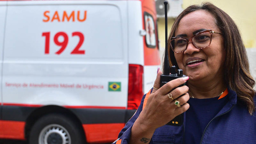 Imagem 1 - SAMU é equipado com rádios de comunicação portáteis digitais que agilizam os atendimentos. Os novos equipamentos no SAMU tornam mais ágil a comunicação entre as equipes no repasse de informações. Além disso, o rádio comunicador portátil possibilita uma série de benefícios à população atendida pelo serviço. O investimento da Prefeitura de Mossoró com a implantação dos rádios portáteis representa um avanço, modernizando o sistema de comunicação do SAMU. “Antes, a comunicação era realizada via chamada telefônica na central de atendimentos. Hoje, com a instalação dos rádios, a comunicação acontece bem mais rápida com a nossa central, recebendo resposta e orientação imediata”, explicou Wellington Rocha, diretor da unidade. Imagem 1 - SAMU é equipado com rádios de comunicação portáteis digitais que agilizam os atendimentos. Os novos equipamentos no SAMU tornam mais ágil a comunicação entre as equipes no repasse de informações. Além disso, o rádio comunicador portátil possibilita uma série de benefícios à população atendida pelo serviço. O investimento da Prefeitura de Mossoró com a implantação dos rádios portáteis representa um avanço, modernizando o sistema de comunicação do SAMU. “Antes, a comunicação era realizada via chamada telefônica na central de atendimentos. Hoje, com a instalação dos rádios, a comunicação acontece bem mais rápida com a nossa central, recebendo resposta e orientação imediata”, explicou Wellington Rocha, diretor da unidade.