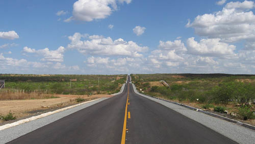 Imagem 1 -  Entrega dos projetos e início da duplicação da BR-304 no RN acontecerão no início de 2024. A partir da conclusão dos projetos, o Governo Federal dará início aos procedimentos preparatórios das licitações, e posterior contratação para execução das obras, por etapas. A informação foi confirmada pelo diretor-executivo do Departamento Nacional de Infraestrutura de Transportes (DNIT), Fabrício de Oliveira Galvão, ao secretário de estado da Infraestrutura (SIN) do Rio Grande do Norte, Gustavo Coelho. Trata-se de entendimento que dá continuidade à pauta tratada pela governadora Fátima Bezerra com o ministro dos Transportes Renan Filho em janeiro deste ano. As obras de duplicação da BR-304 estão orçadas em R$ 2,8 bilhões.