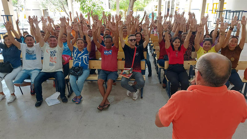 Imagem 1 -  Prefeita não negocia pagamento do piso e educadores entram em greve, em Areia Branca. A greve foi deflagrada durante assembleia realizada na terça-feira (7). De acordo com um professor que faz parte do movimento grevista, desde 2018 que o salário dos servidores da educação vem sendo achatado, com reajustes não concedidos ou concedidos somente em partes. Neste ano de 2023, quando o Ministério da Educação concedeu reajuste de 14,95%, sequer houve proposta por parte da gestão. Os educadores reivindicam, ainda, o pagamento de deslocamento para os professores da zona rural, bem como a readequação das letras de professores que estão erradas.