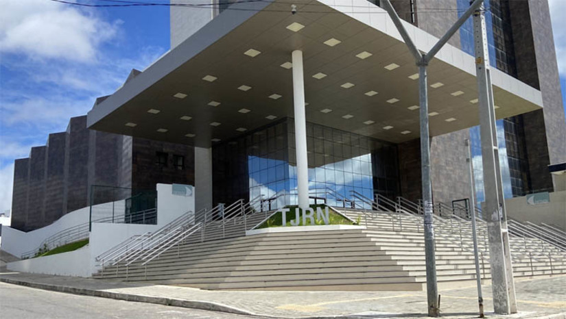 Imagem 1 - Inscrições no concurso do Tribunal de Justiça do Rio Grande do Norte já podem ser realizadas. Os interessados podem se inscrever, exclusivamente, pelo site da Fundação Getúlio Vargas (FGV) até às 16h do dia 10 de abril. Os valores das inscrições variam de R$ 85,00 a R$ 110,00 a depender do cargo pretendido. A isenção da taxa poderá ser solicitada no período entre às 16h do dia 8 de março até às 16h do dia 10 de março. Ao todo, o concurso do TJRN oferta 229 vagas, além de cadastro de reserva, e os salários iniciais variam de R$ 3.974,08 a R$ 7.301,18. Foram lançados três editais, contemplando níveis médio e superior. Imagem 1 - Inscrições no concurso do Tribunal de Justiça do Rio Grande do Norte já podem ser realizadas. Os interessados podem se inscrever, exclusivamente, pelo site da Fundação Getúlio Vargas (FGV) até às 16h do dia 10 de abril. Os valores das inscrições variam de R$ 85,00 a R$ 110,00 a depender do cargo pretendido. A isenção da taxa poderá ser solicitada no período entre às 16h do dia 8 de março até às 16h do dia 10 de março. Ao todo, o concurso do TJRN oferta 229 vagas, além de cadastro de reserva, e os salários iniciais variam de R$ 3.974,08 a R$ 7.301,18. Foram lançados três editais, contemplando níveis médio e superior.
