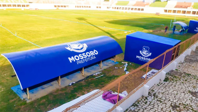 Imagem 1 - Após vistoria e renovação de laudos, Nogueirão segue apto a sediar jogos da temporada 2023. A vistoria foi realizada pelo Corpo de Bombeiros, na quarta-feira (8). O novo documento é válido por um ano. Além deste último, o Nogueirão também obteve, nesta quinta-feira (9), a renovação do laudo do Conselho Regional de Engenharia e Agronomia (CREA), sendo este o último documento comprobatório das condições de uso do equipamento esperado para a atual temporada. Antes dos Bombeiros e CREA, já haviam sido renovados os laudos da Polícia Militar e Vigilância Sanitária. Imagem 1 - Após vistoria e renovação de laudos, Nogueirão segue apto a sediar jogos da temporada 2023. A vistoria foi realizada pelo Corpo de Bombeiros, na quarta-feira (8). O novo documento é válido por um ano. Além deste último, o Nogueirão também obteve, nesta quinta-feira (9), a renovação do laudo do Conselho Regional de Engenharia e Agronomia (CREA), sendo este o último documento comprobatório das condições de uso do equipamento esperado para a atual temporada. Antes dos Bombeiros e CREA, já haviam sido renovados os laudos da Polícia Militar e Vigilância Sanitária.