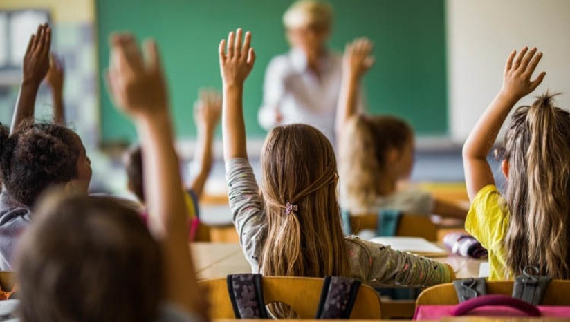 Imagem 1 - Puxado por gastos com educação, IPCA do mês de fevereiro ficou em 0,84%. No ano, o IPCA acumula alta de 1,37% e, nos últimos 12 meses, de 5,60%, abaixo dos 5,77% nos 12 meses anteriores. Em fevereiro de 2022, a variação havia sido de 1,01%. Dos nove grupos de produtos e serviços pesquisados, oito tiveram alta em fevereiro. A exceção foi Vestuário (-0,24%), com queda pelo segundo mês consecutivo. O maior impacto (0,35 p.p.) e a maior variação (6,28%) no índice do mês vieram de Educação. A alta em Educação reflete os reajustes habitualmente praticados no início do ano letivo. Os dados foram divulgados pelo IBGE, nesta sexta-feira (10). Imagem 1 - Puxado por gastos com educação, IPCA do mês de fevereiro ficou em 0,84%. No ano, o IPCA acumula alta de 1,37% e, nos últimos 12 meses, de 5,60%, abaixo dos 5,77% nos 12 meses anteriores. Em fevereiro de 2022, a variação havia sido de 1,01%. Dos nove grupos de produtos e serviços pesquisados, oito tiveram alta em fevereiro. A exceção foi Vestuário (-0,24%), com queda pelo segundo mês consecutivo. O maior impacto (0,35 p.p.) e a maior variação (6,28%) no índice do mês vieram de Educação. A alta em Educação reflete os reajustes habitualmente praticados no início do ano letivo. Os dados foram divulgados pelo IBGE, nesta sexta-feira (10).