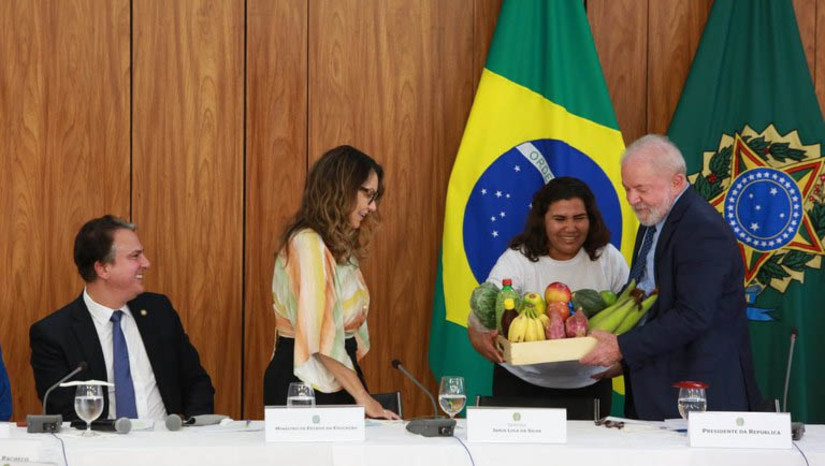 Imagem 1 - Após seis anos sem correção, Governo Federal reajusta valores da alimentação escolar. O reajuste foi anunciado pelo Presidente da República, Luiz Inácio Lula da Silva, em solenidade no Palácio do Planalto, na tarde desta sexta-feira (10). Cerca de 40 milhões de estudantes das redes públicas de ensino serão beneficiados. Para os ensinos médio e fundamental, que representam mais de 70% dos alunos atendidos pelo Programa, o reajuste será de 39%. Para os estudantes da pré-escola e escolas indígenas e quilombolas, o aumento alcança o patamar de 35%. Para as demais etapas e modalidades, a correção será de 28%. Neste ano, serão investidos R$ 5,5 bilhões na melhoria da qualidade dos alimentos nas escolas. Imagem 1 - Após seis anos sem correção, Governo Federal reajusta valores da alimentação escolar. O reajuste foi anunciado pelo Presidente da República, Luiz Inácio Lula da Silva, em solenidade no Palácio do Planalto, na tarde desta sexta-feira (10). Cerca de 40 milhões de estudantes das redes públicas de ensino serão beneficiados. Para os ensinos médio e fundamental, que representam mais de 70% dos alunos atendidos pelo Programa, o reajuste será de 39%. Para os estudantes da pré-escola e escolas indígenas e quilombolas, o aumento alcança o patamar de 35%. Para as demais etapas e modalidades, a correção será de 28%. Neste ano, serão investidos R$ 5,5 bilhões na melhoria da qualidade dos alimentos nas escolas.